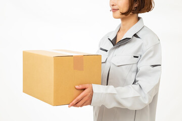 ダンボール箱を持つ女性