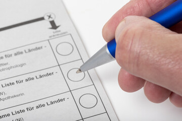 Hand beim ankreuzen eines Wahlscheins, Europawahl 2024