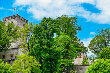 Naklejka premium Bruneck, Brunico, Schloss Brunck, Schlossberg, Schlossweg, Oberstadt, Pustertal, Altstadt, Raingasse, Dolomiten, Kronplatz, Wanderferien, Berge, Südtirol, Frühling, Sommer, Italien