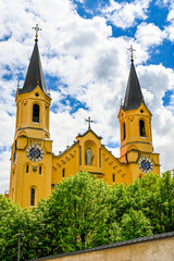 Obraz premium Bruneck, Brunico, Pfarrkirche, Kirche, Oberstadt, Altstadt, Schloss, Schlossweg, Pfarrplatz, Pustertal, Raingasse, Dolomitenregion, Dolomiten, Kronplatz, Frühling, Sommer, Südtirol, Italien