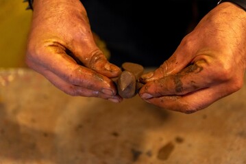 Artesano mostrando el proceso de creaci&oacute;n de una artesan&iacute;a hecha en barro, en el pueblo m&aacute;gico de Metepec Estado de M&eacute;xico 