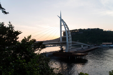 Obraz premium View of the suspension bridge during sunset