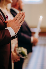 Obraz premium ręce złożone do modlitwy