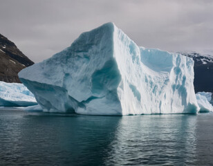 Un iceberg con cavità e archi naturali si erge maestosamente, ricordando una cattedrale di ghiaccio.