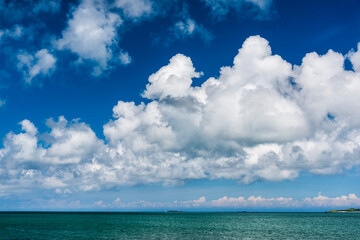 Obraz premium Beautiful view of the tropical sea under the blue sky and clouds