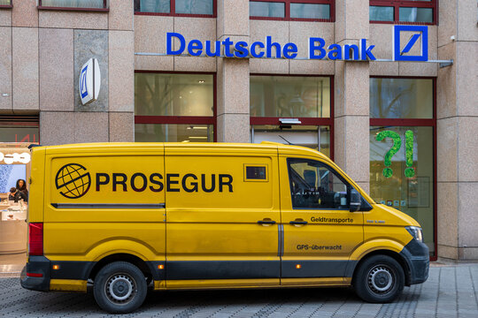 Eine Prosegur Geldtransport parkt vor einer Filiale der Deutschen Bank. 