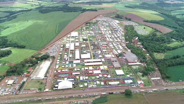 Drone Show Rural Cascavel. Drone Cascavel. Drone agroneg&oacute;cio. Imagem a&eacute;rea de uma das maiores feiras do agroneg&oacute;cio no Brasil, show rural, no oeste do Paran&aacute;, em Cascavel. 