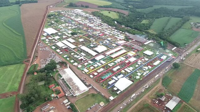 Drone Show Rural Cascavel. Drone Cascavel. Drone agroneg&oacute;cio. Imagem a&eacute;rea de uma das maiores feiras do agroneg&oacute;cio no Brasil, show rural, no oeste do Paran&aacute;, em Cascavel. 