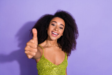 Photo of nice lovely woman wear stylish clothes thumb up cool party isolated on violet color background
