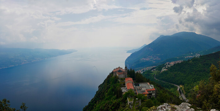 Panoramablick &uuml;ber den Gardasee mit der Wallfahrtskirche Madonna di Montecastello bei Tignale, Oberitalien
