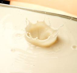 MILK SPLASH, white colour, ripple, soy milk