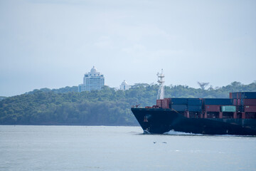 Barco lleno de contenedores de mercancía cruza la bahía de amador, luego de pasar por el Canal de...