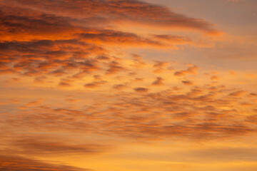 Cielo naranja al atardecer