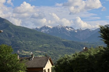 Vue des montagnes des Alpes autour de Embrun, ville de Embrun, département des Hautes Alpes, France