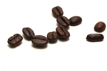 白背景のコーヒー豆のクローズアップ画像