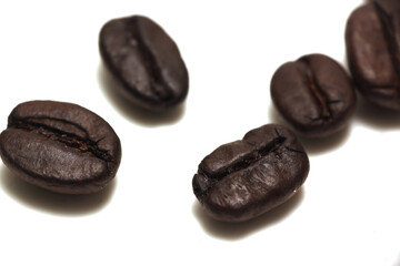 白背景のコーヒー豆のクローズアップ画像