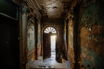 Fototapeta premium Entrance hall in old ruined abandoned mansion
