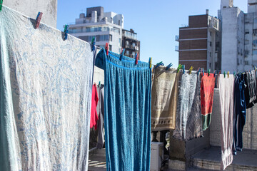 Ropa colgada en la azotea