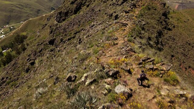 Un hombre joven corriendo por las monta&ntilde;as.escalada de turista ,Viaje estilo de vida saludable excursi&oacute;n en solitario vacaciones activas al aire libre, Amplio panorama de monta&ntilde;a,