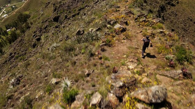 Un hombre joven corriendo por las monta&ntilde;as.escalada de turista ,Viaje estilo de vida saludable excursi&oacute;n en solitario vacaciones activas al aire libre, Amplio panorama de monta&ntilde;a,