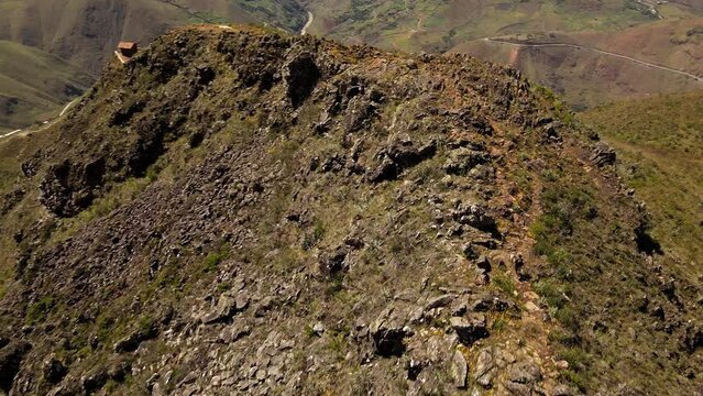 Un hombre joven corriendo por las monta&ntilde;as.escalada de turista ,Viaje estilo de vida saludable excursi&oacute;n en solitario vacaciones activas al aire libre, Amplio panorama de monta&ntilde;a,