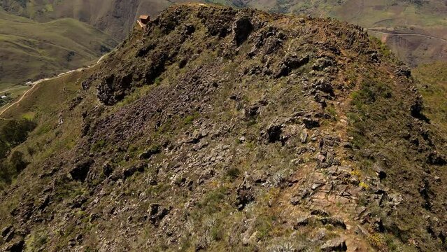Un hombre joven corriendo por las monta&ntilde;as.escalada de turista ,Viaje estilo de vida saludable excursi&oacute;n en solitario vacaciones activas al aire libre, Amplio panorama de monta&ntilde;a,