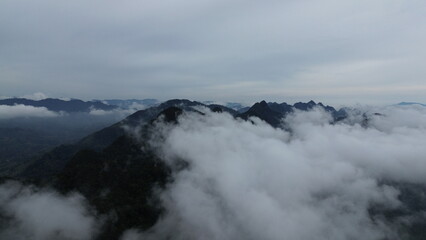 Naklejka premium clouds over the mountains