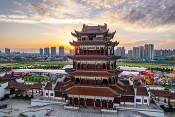 Obraz premium The sunset scenery of Wanlou in Xiangtan, China