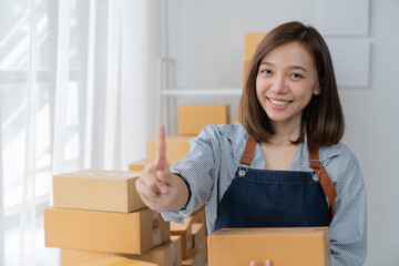 SME entrepreneur Small business entrepreneurs Online selling ideas, Happy  Asian business owner...