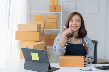 SME entrepreneur Small business entrepreneurs Online selling ideas, Happy  Asian business owner...