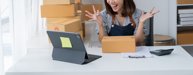 SME entrepreneur Small business entrepreneurs Online selling ideas, Happy  Asian business owner...