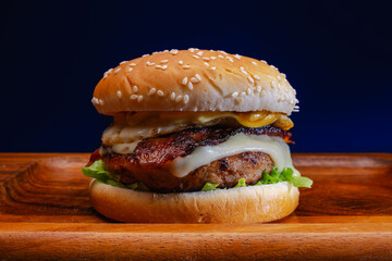 BLT ベーコンエッグレタスハンバーガー　紺背景
