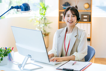 オフィスで働く女性のオペレーター