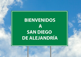 Siguiente salida Bienvenidos a san diego de alejandria una señal verde sobre fondo de cielo azul. Colección de señales de tráfico conceptuales