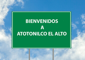 Siguiente salida Bienvenidos a atotonilco el alto una señal verde sobre fondo de cielo azul. Colección de señales de tráfico conceptuales