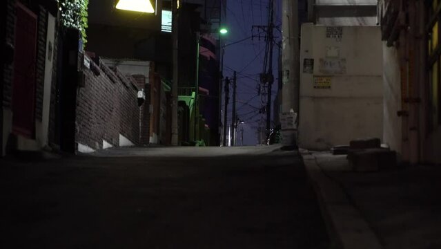 어두운 골목길 오르막길 아스팔트 바닥 가로등 불빛 전봇대 주택(밤거리+밤하늘+저녁+불빛+언덕+전깃줄)