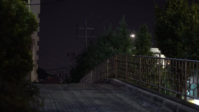어두운 골목길 언덕 보도 블럭 바닥 철제 난간 빨간 불빛 도로 가로수 가로등 전봇대(밤거리+전깃줄+바람+저녁+밤하늘)