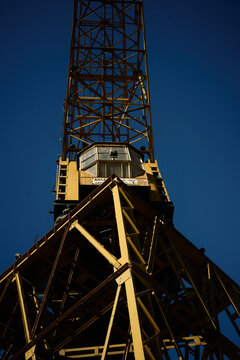 Maquina de construcci&oacute;n amarilla vista desde abajo