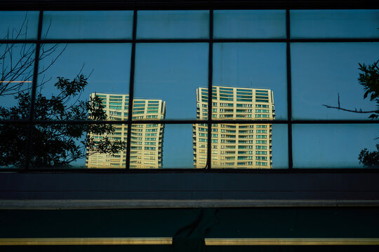 Reflejo de edificios sobre ventanas distorsionadas 