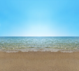 夏の爽やかな青い空と海と砂浜