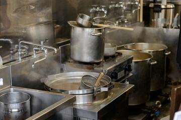 ラーメン店の厨房