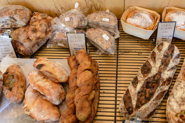 ベーカリーショップ、パン屋、店頭に並ぶパン