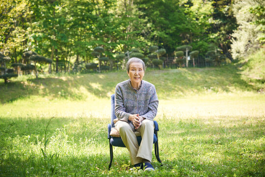 公園で写真を撮る高齢の日本人女性