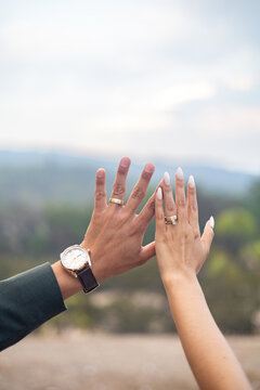 Wedding rings on the hand / Anillos de matrimonio en la mano de los esposos