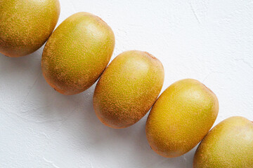 スーパーで購入したゴールデンキウイを一列に並べた。