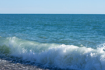Obraz premium Sea wave crashing on the shore