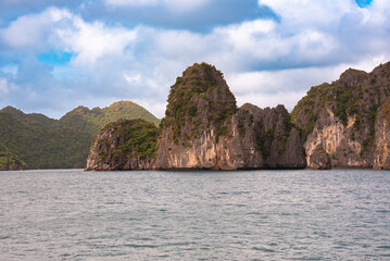 Obraz premium Many small islands in sea bay in Vietnam with boats
