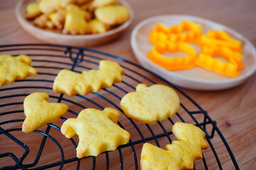 ハロウィンの日のかぼちゃの型抜きクッキーを手作りしたよ。かぼちゃとお化けとコウモリと魔女の帽子。