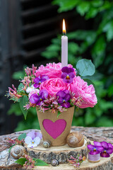 romantisches Blumen-Arrangement mit Kerze, englischer Rose Emanuel, gelben Hornveilchen und...