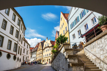Stadt Füssen, Bayern, Altstadt Straße Lechhalde im Zentrum mit bunten historischen Häusern im Sommer